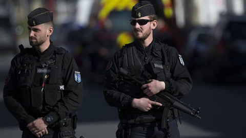 Fransız polisi hamile kadını trenden attı