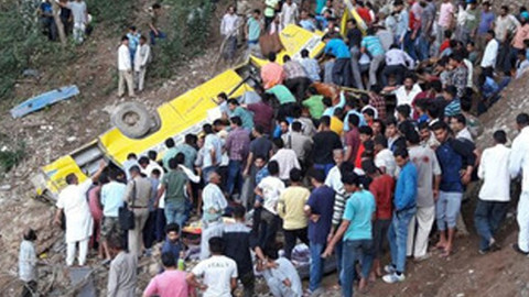 Hindistan'da okul otobüsü uçuruma yuvarlandı: 27 ölü