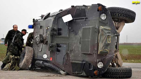 Van'da askeri araç devrildi: 3 yaralı