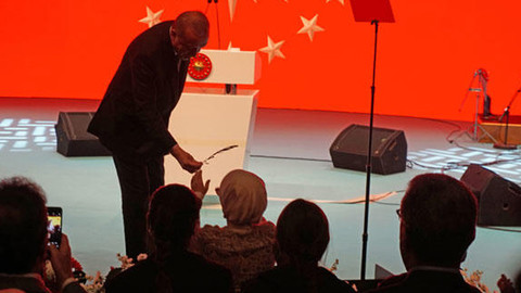 Cumhurbaşkanı Erdoğan eşine zeytin dalı hediye etti
