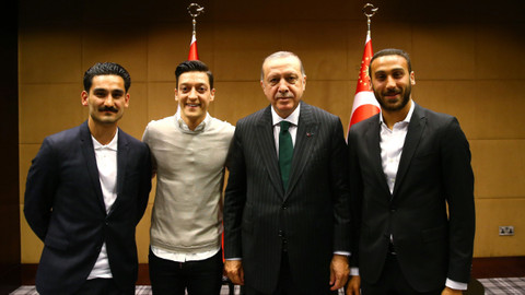 Cumhurbaşkanı Erdoğan, İngiltere’de oynayan Türk futbolcularla buluştu