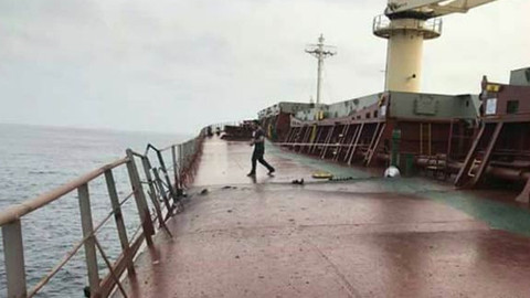 Yemen'e giden Türk gemisine Husiler'den roketli saldırı