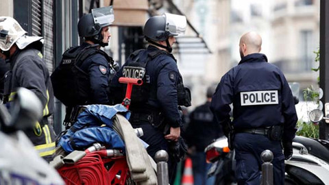 Paris'te ağır silahlı olduğu iddia edilen bir kişi 3 kişiyi rehin aldı