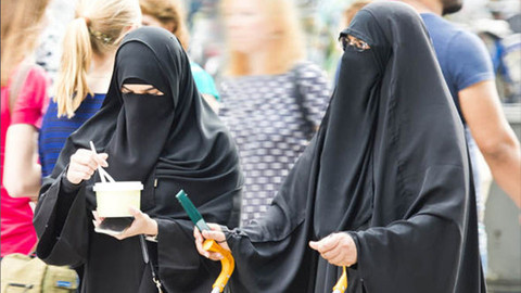 Hollanda burka yasağını onayladı