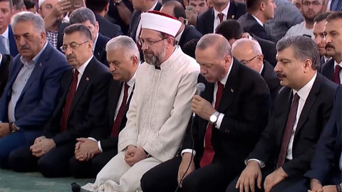Cumhurbaşkanı Erdoğan, 15 Temmuz Şehitleri için Kur'an-ı Kerim okudu