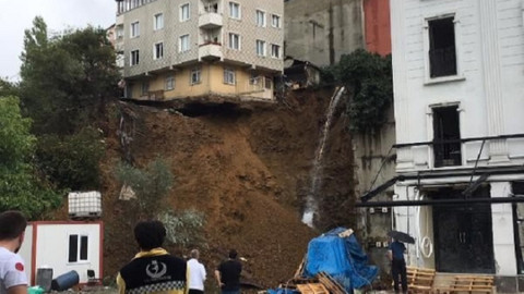 Beyoğlu Sütlüce'de bulunan binanın çökme anı