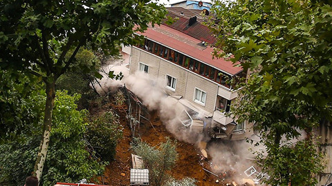 Toprak kayması... Beyoğlu’nda bina çöktü