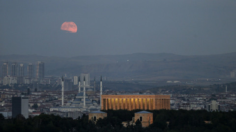 21. yüzyılın en uzun "kanlı ay" tutulması tüm yurtta böyle görüntülendi
