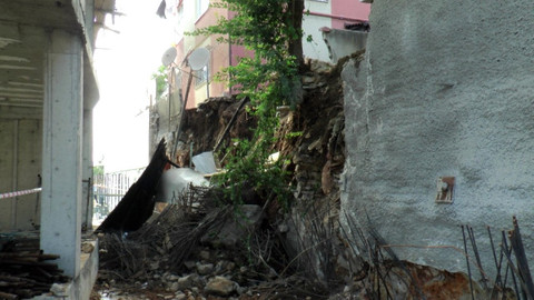 Kartal'da istinat duvarı çöktü