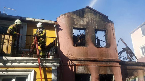Fatih'te 3 katlı boş binada yangın çıktı
