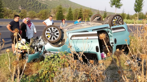 Denizli'de hafif ticari araç devrildi: 4 yaralı