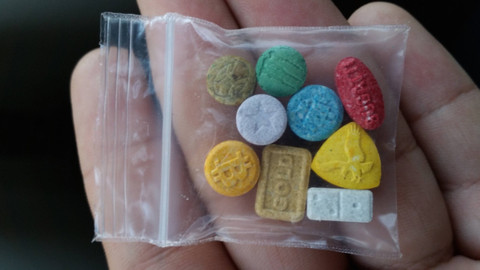 Ecstasy nedir, kullananlar nasıl anlaşılır? Ecstasy kan tahlilinde çıkar mı?