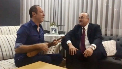 Sümer Ezgü çaldı Mevlüt Çavuşoğlu dinledi