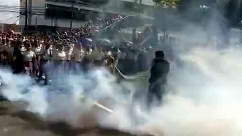 Polis, geçit töreninde yanlışlıkla biber gazı sıktı