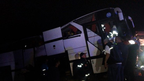 Polis ve sığınmacıların olduğu otobüs devrildi