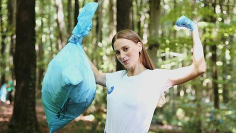 Serenay Sarıkaya 'Mis gibi Türkiye' için çöpleri topladı