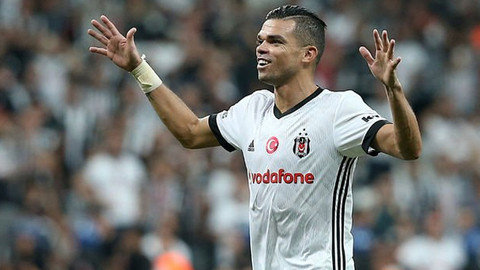 Beşiktaş taraftarından Pepe'ye pankartlı destek