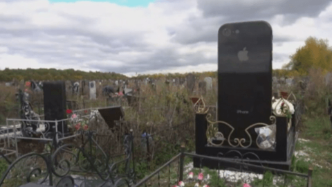 iPhone şeklinde mezar taşı