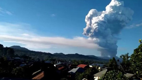 Endonezya şimdi de yanardağla uğraşıyor!