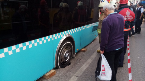 Az Önce! Kadıköy’de yol çöktü, özel halk otobüsünün tekeri içine düştü