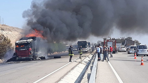 Manisa'da seyir halindeki TIR alev alev yandı