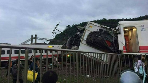 Tayvan'da yolcu treni raydan çıktı: Çok sayıda ölü var