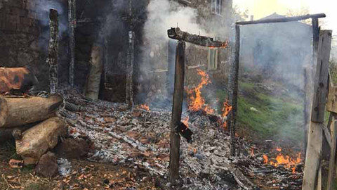 Kütahya'da İki katlı ev yanarak küle döndü