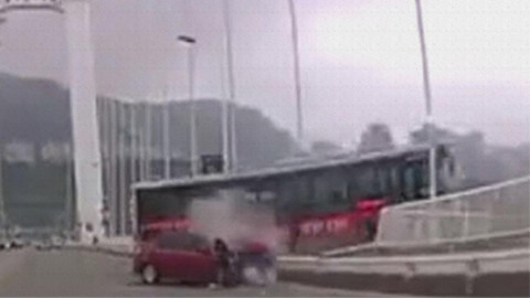 Yolcu şoföre saldırdı otobüs köprüden uçtu!