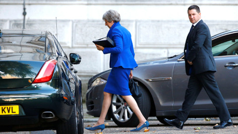 İngiltere Başbakanı Theresa May'in konvoyuna araç daldı