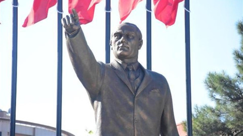 Atatürk'e benzemiyor diye yenilenen heykel de tartışma yarattı