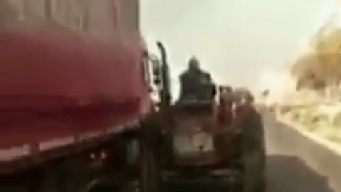 Traktörü ters süren adam trafiği tehlikeye soktu