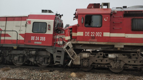 Sivas’ta yük treniyle yolcu treni çarpıştı