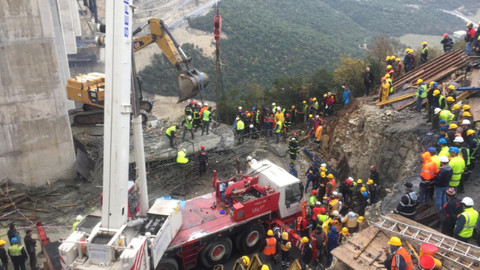 Kuzey Marmara Otoyolu'nun Kocaeli Gebze kesimindeki beton blok düştü