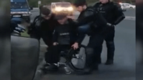 Fransa'da eylemlere katılmak isteyen engelli polis tarafından darp edildi