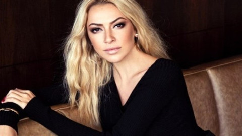 Hadise'nin fotoğrafında bornozlu kişi detayı