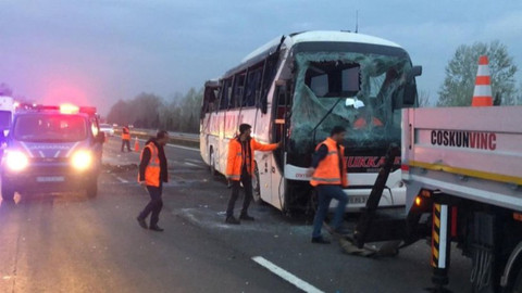 Sakarya’da yolcu otobüsü devrildi: Çok sayıda yaralı var