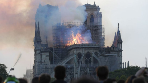 Paris’te Notre Dame Katedrali yandı! 2 kişi gözaltına alındı