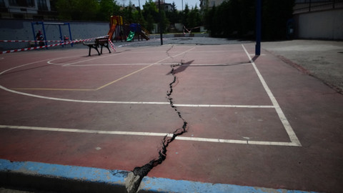 Sancaktepe’de ilkokulun yanındaki parkta oluşan çatlaklar korkuttu
