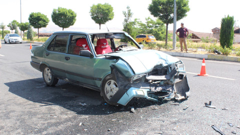 Elazığ’da otomobiller çarpıştı: 2'si çocuk 8 yaralı