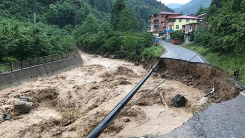 Trabzon'da sağanak nedeniyle yol çöktü