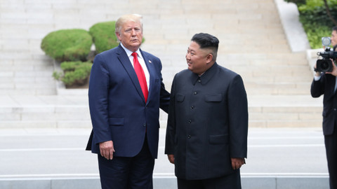 Donald Trump ile Kim Jong-Un bir araya geldi