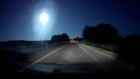 İtalya’da düşen meteor gökyüzünü aydınlattı