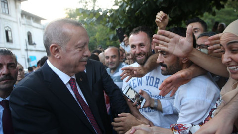 Cumhurbaşkanı Erdoğan, Sultanahmet'te vatandaşlarla buluştu