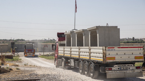 Suriye sınırında beton blok sevkiyatı
