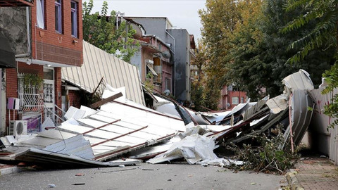 Fırtına Maltepe'de bir okulun çatısını uçurdu