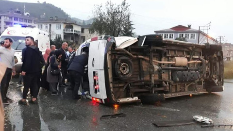 Trabzon'da yolcu minibüsü ile otomobil çarpıştı!
