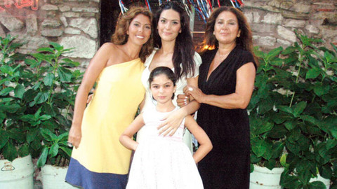 Zeynep Korel’den yeni açıklama: Annem İki kızını birbirine kırdırdı
