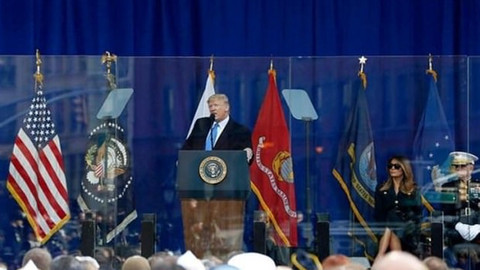ABD Başkanı Trump camın arkasında konuştu