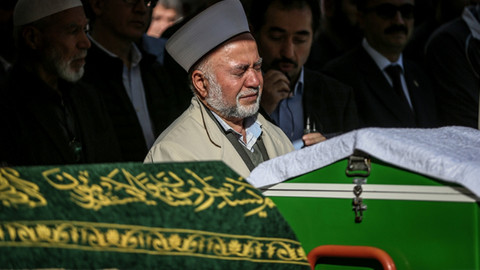 Emekli imam oğlunun ve torunun cenaze namazını kıldırdı
