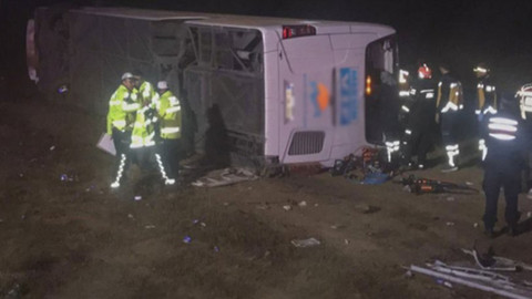 Aksaray'da yolcu otobüsü devrildi: 1 kişi öldü
